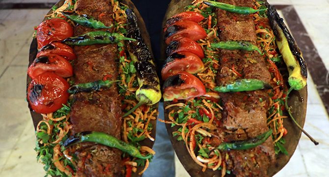 Adıyla şaşırtan 'iki yüzlü kebap' yoğun ilgi görüyor