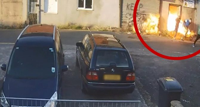 İngiltere'de 3 genç iş yerini yaktı