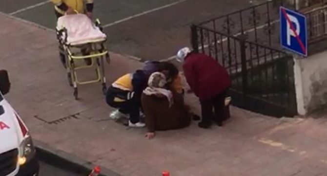 Hastaneye yetişemeyen hamile kadın kaldırımda doğum yaptı