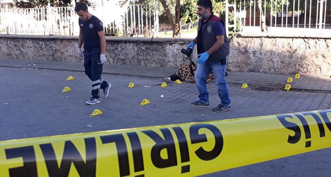 Kurşun yağmuruna tutulan 3 çocuk annesi kadın öldü