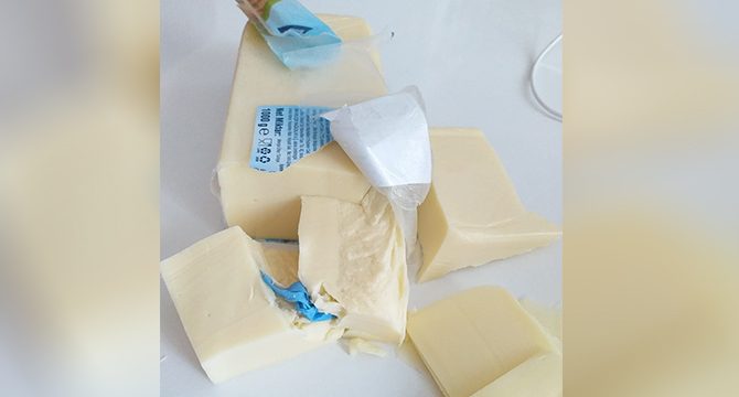 Marketten aldığı peynirin içinden çıkan şoke etti