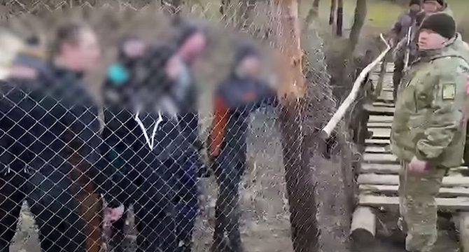 Ukrayna’da sınır muhafızları kaçakçıları kümese kapattı