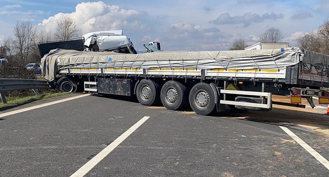 TEM’de iki TIR çarpıştı, İstanbul istikameti trafiğe kapandı