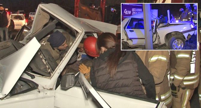 İstanbul’da feci kaza: Araç direğe ok gibi saplandı