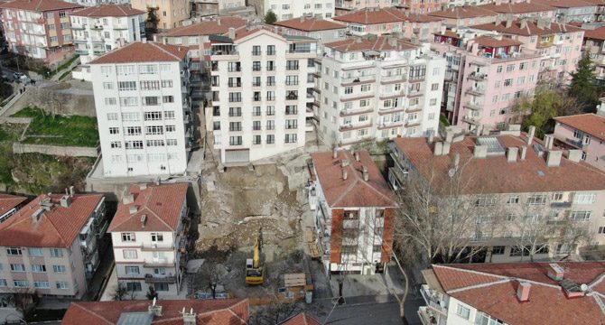 Korku dolu anlar! Temeli kayan apartman nedeniyle 21 bina boşaltıldı