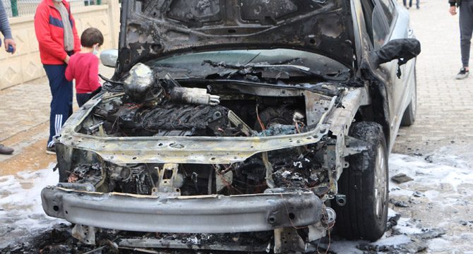 3 gün önce satın aldığı otomobil alev alev yandı