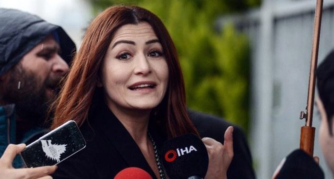 Başörtülü kadınlara hakaret ettiği iddiasıyla yargılanan Deniz Çakır hakkında flaş gelişme