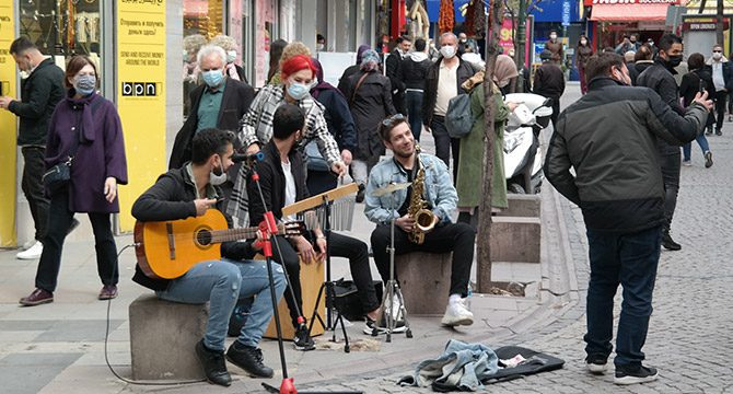 Sokak müzisyenlerine zabıta engeli