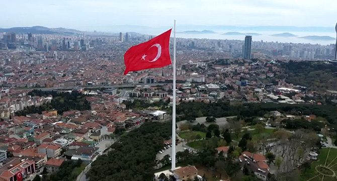 Türkiye’nin en büyük bayrağı göndere çekildi