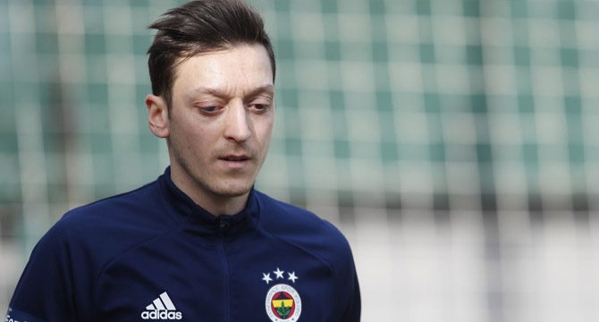 Fenerbahçe'de Mesut Özil dikkatleri üzerine çekti