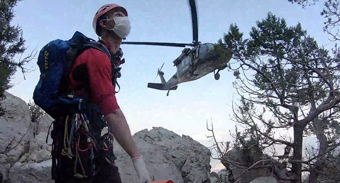 Sarp kayalıklardaki ceset helikopterle alınabildi
