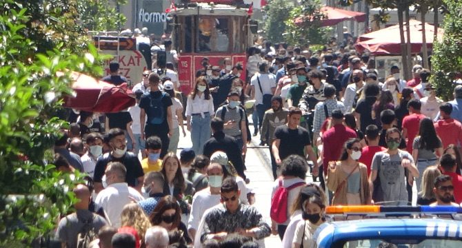 Taksim'de 'iğne atsan yere düşmez' dedirten kalabalık