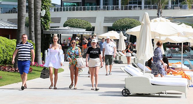 Antalya, tam kapanmada 100 bin turist ağırlıyor