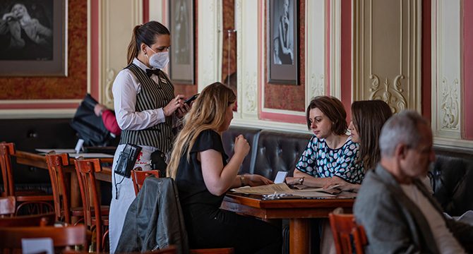 Çekya'da kafe ve restoranlar yeniden açıldı