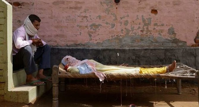 Hindistan’da koronavirüsten ölenlerin sayısı 300 bini geçti