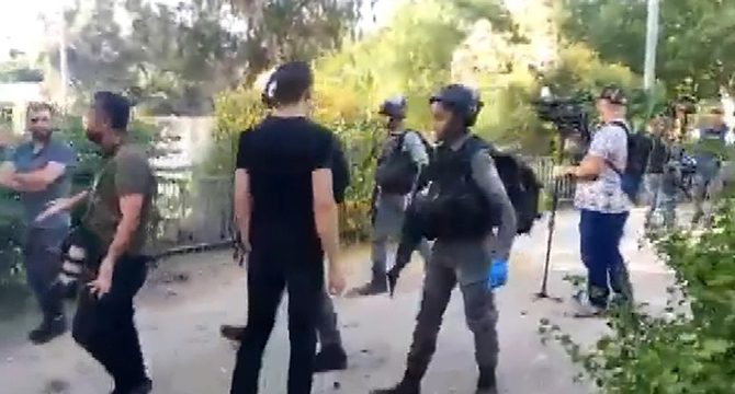 İsrail polisinden gazetecilere saldırı