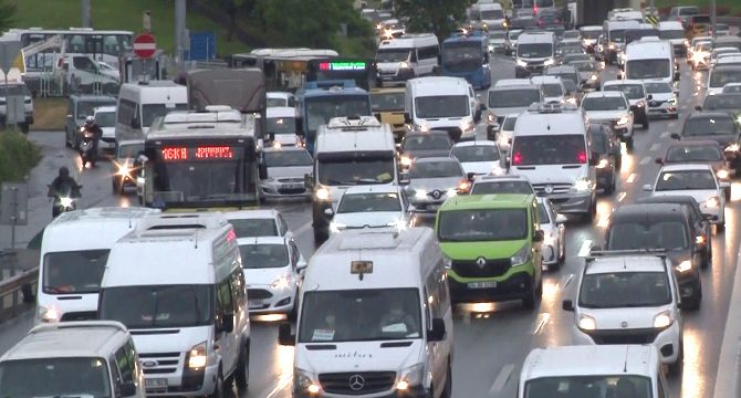 Kısıtlama sonrası İstanbul’da trafik kilit