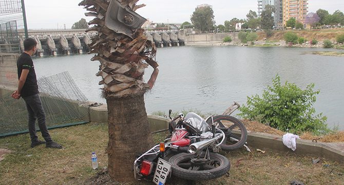 Taksi motosiklete çarpıp Seyhan Nehri’ne uçtu