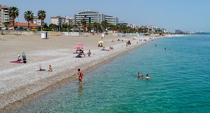 Antalya'da turistlerin sahil keyfi