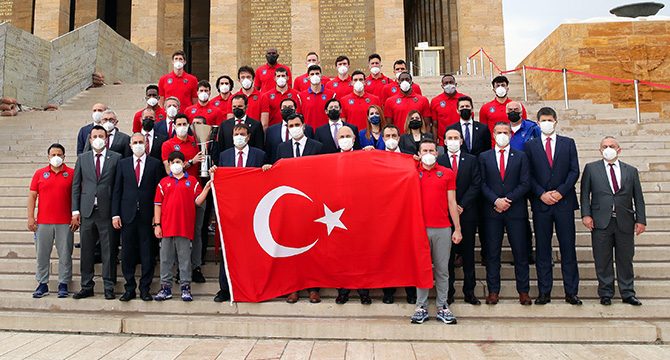 Şampiyon Anadolu Efes Anıtkabir'de! "Şehitlerimize minnettarız..."