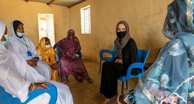 Angelina Jolie, Burkina Faso'daki bir mülteci kampını ziyaret etti