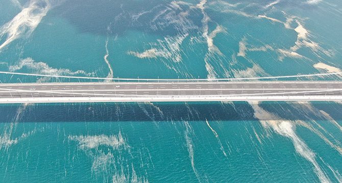 Osmangazi Köprüsü’nü saran deniz salyası böyle görüntülendi