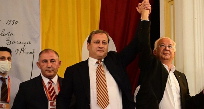 Galatasaray'ın yeni başkanı Burak Elmas mazbatasını aldı
