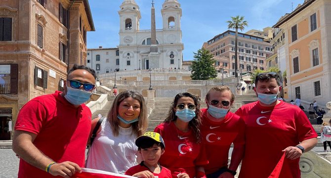 Roma sokaklarında 'Türkiye' tezahüratları