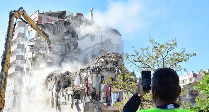 Yılmaz Erbek Apartmanı depremde göz göre göre yıkılmış