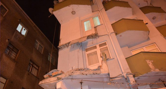 Avcılar'da 42 yıllık binanın iki balkonu çöktü