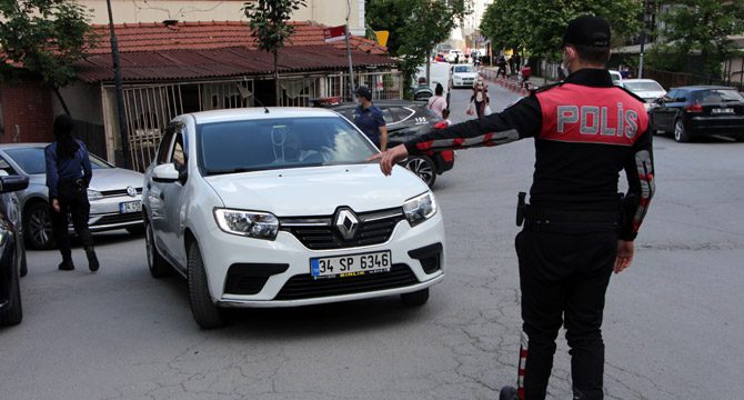 İstanbul'da giriş çıkışlar tutuldu: Araçlar didik didik arandı
