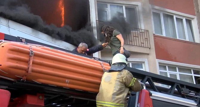 Beyoğlu'nda yangın! 5 katlı binaya da sıçradı