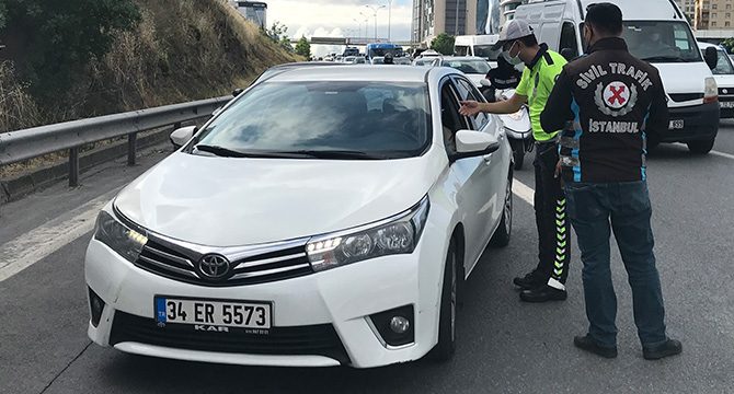 İstanbul'da çakarlı araçlara denetim: 899 araca ceza!