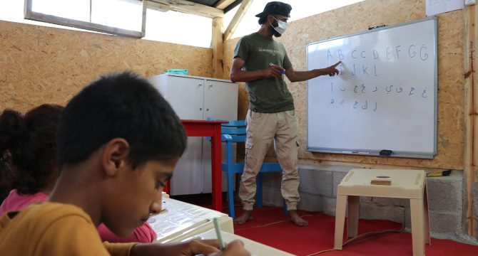 Savaştan kaçtı, çadırda okuma yazma öğretiyor