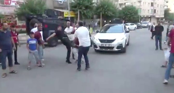 Diyarbakır’da gazetecilere saldırı kamerada
