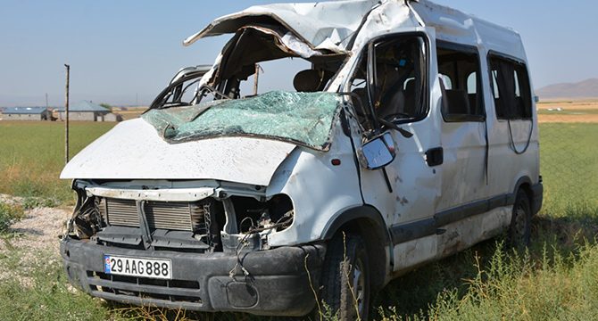 Minibüs, refüje çarpıp takla attı: 3 ölü, 14 yaralı