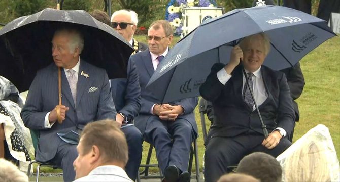 İngiltere Başbakanı Johnson’un şemsiye ile zor anları
