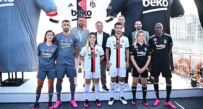 Beşiktaş'ın yeni formaları Boğaz'da tanıtıldı