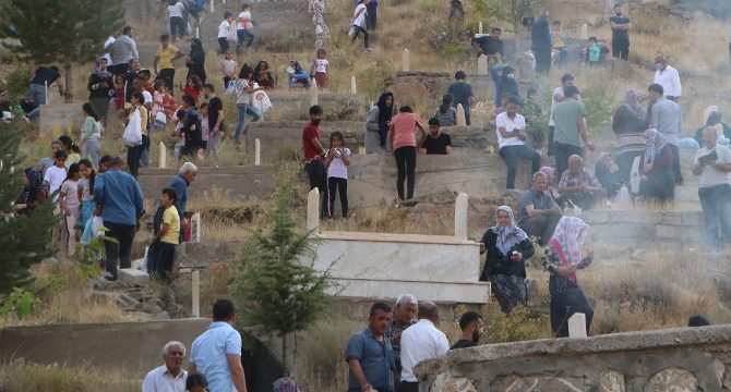 Hakkari'de bayramın ilk günü mezarlıklar kalabalık