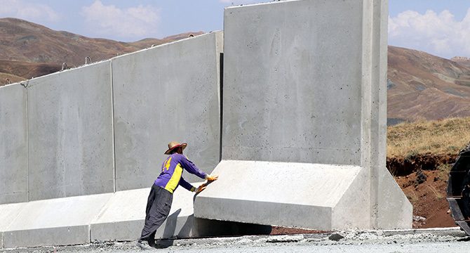 İran sınırına beton duvar örülüyor