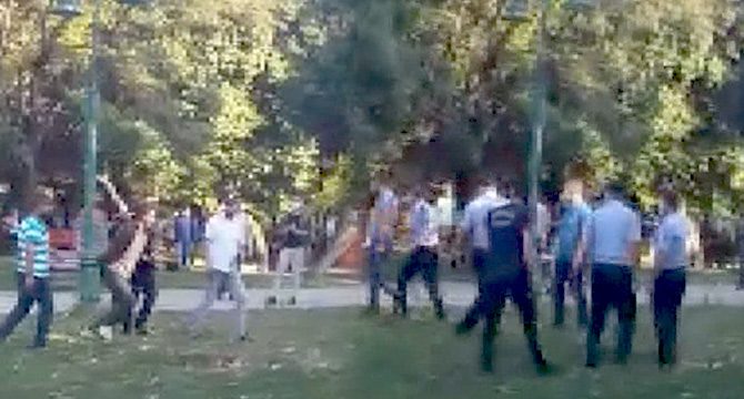 Gezi Parkı’nda seyyar satıcılar zabıtaya saldırdı