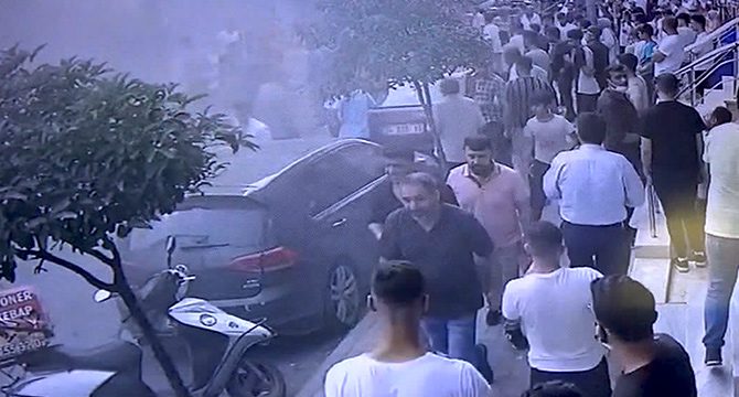 Korsan taksi durağını ateşe verdiler