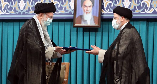 İran’ın yeni Cumhurbaşkanı Reisi mazbatasını aldı
