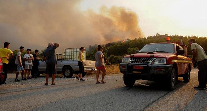 Rodos Adası orman yangını nedeniyle elektriksiz ve susuz kaldı