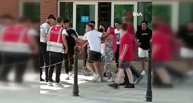 Tiktok fenomenleriyle bir kişi arasında taciz kavgası