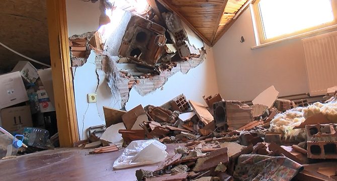 Fırtına nedeniyle uçan baca karşı binanın duvarını yıktı