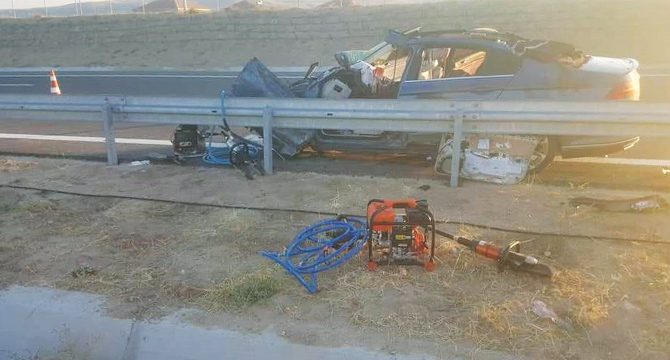 Otomobil bariyerlere çarptı; anne ile oğlu öldü, 2 çocuğu yaralı