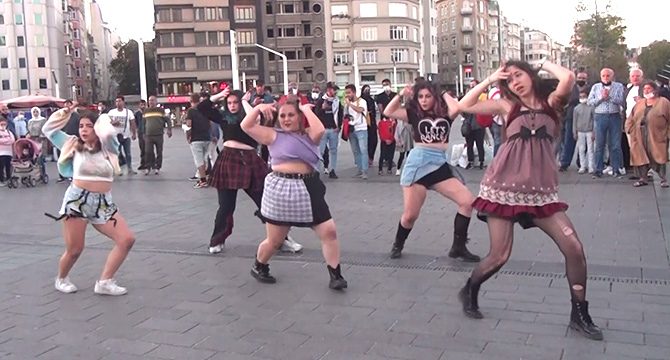 Taksim’de dans eden youtuberlara vatandaştan yoğun ilgi