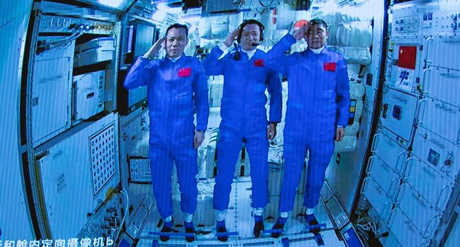 Çinli astronotlar 90 gün sonra uzay istasyonundan ayrıldı