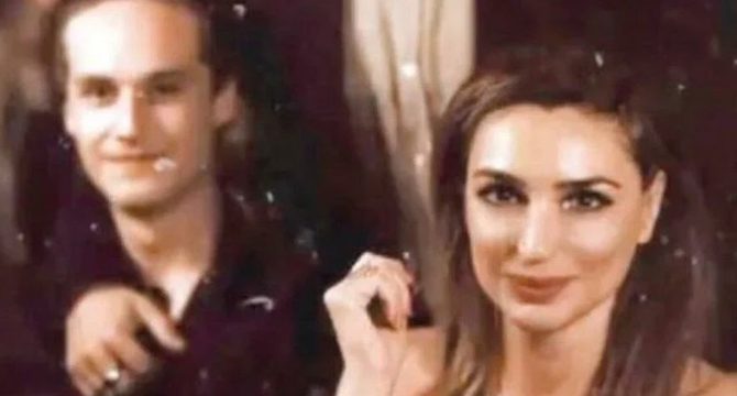 22 yaş küçük sevgilisi ile davete katıldı